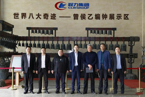 在程力汽車集團總部迎賓大廳，雙方代表觀摩世界八大奇跡編鐘后合影紀念